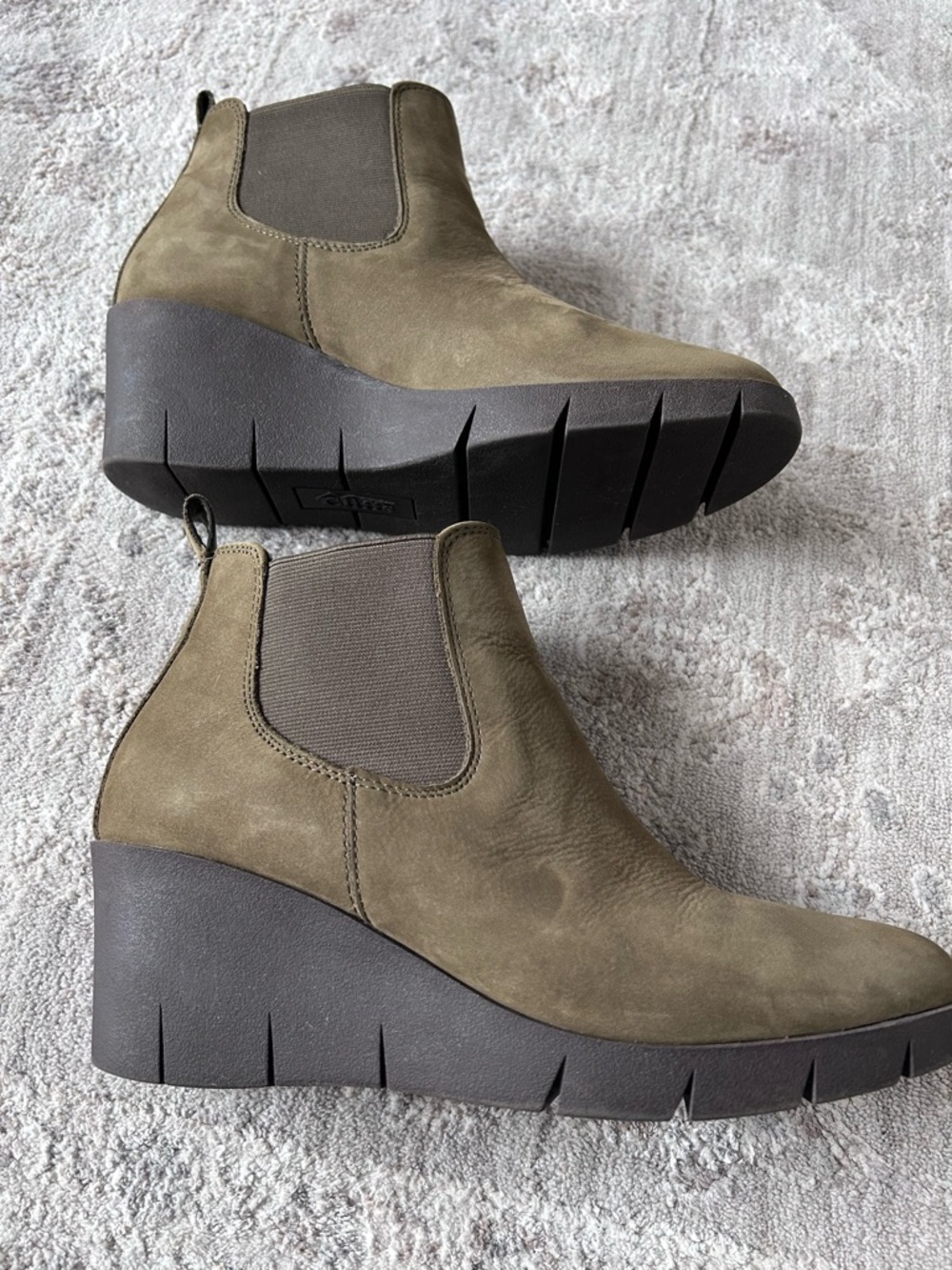 Cliffs by White Mountain Women's Olive Wedge Heal  Side Zip Ankle Boot Sz 9 Chic